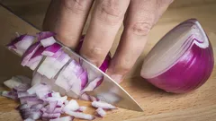 Jak snadno odstranit zápach cibule z rukou: šéfkuchař prozradil 4 osvědčené metody