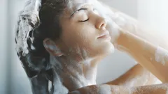 Styling se smyje, ale následky zůstávají: Co se na pokožce hlavy hromadí celé měsíce?