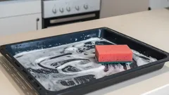 Mastnota z plechu zmizí za 3 minuty: Tento domácí prostředek je lepší než drahá chemie