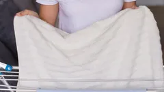 Jak usušit prádlo ve studeném bytě: Tento trik zachrání prostěradla před vlhkostí